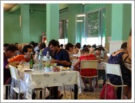 Foto con gli ospiti nella sala pranzo di Villa Marina